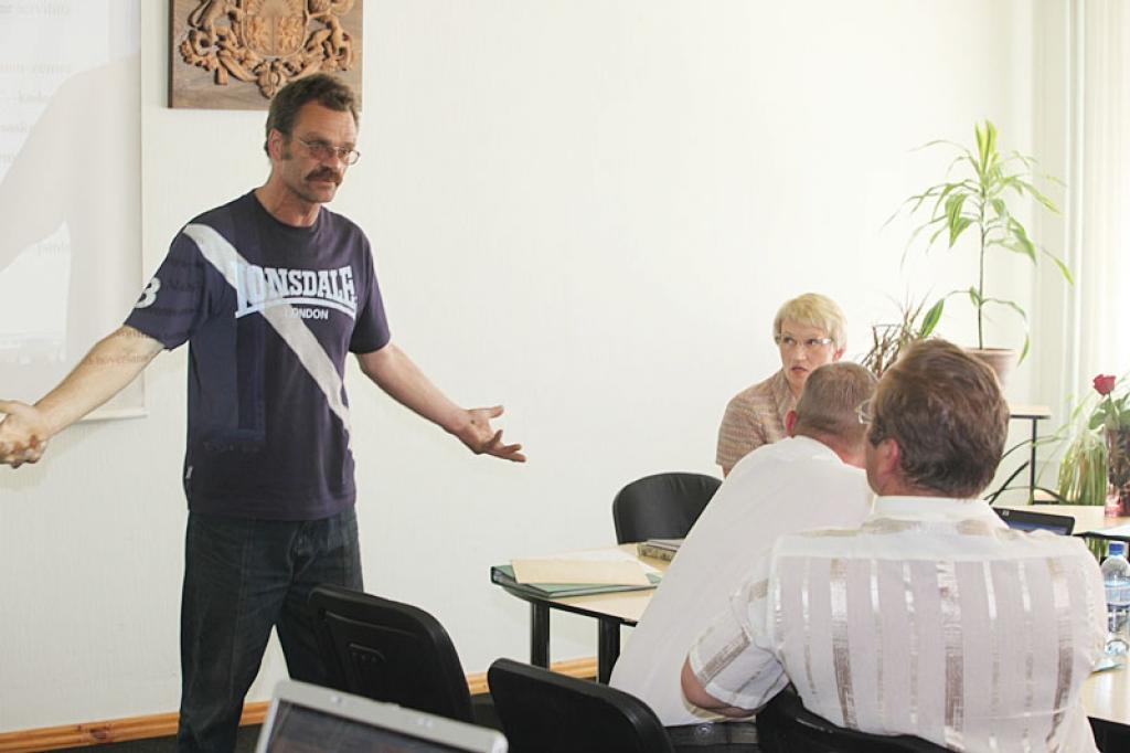 Pašvaldības zemes īpašuma “Zemītes pļavas” nomnieces Daces Dreimanes dzīvesbiedrs Aldis Gulbenes novada domes 29.jūnija sēdē aizstāvēja savu viedokli. Ģimene nevēlas uz nomātās zemes servitūta ceļu.
Autors: Gatis Bogdanovs