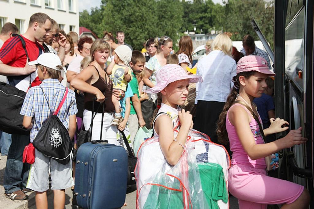 X Skolu jaunatnes dziesmu un deju svētki ir klāt! Par to liecināja arī rosība 6.jūlija pievakarē, kad pavadīt savus bērnus uz svētkiem bija ieradušies viņu vecāki, vecvecāki, draugi un skolotāji.
Autors: Gatis Bogdanovs