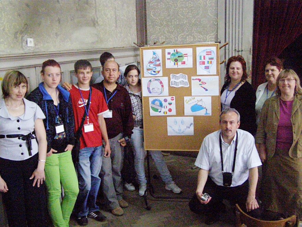 Gulbenes 2.vidusskolas pārstāvji šovasar bija pieredzes apmaiņā pie projekta partneriem Rumānijā, lai salīdzinātu un mācītos, kā katrā valstī risina ūdens resursu saudzēšanas un vides aizsardzības problēmas.
Autors: No personiskā albuma