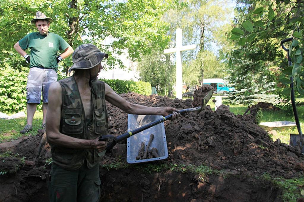 Brāļu kapu komitejas izpētes grupa šonedēļ sāka veikt izrakumus vācu karavīru apbedījumu vietā pie Gulbenes novada valsts ģimnāzijas.
Autors: Gatis Bogdanovs