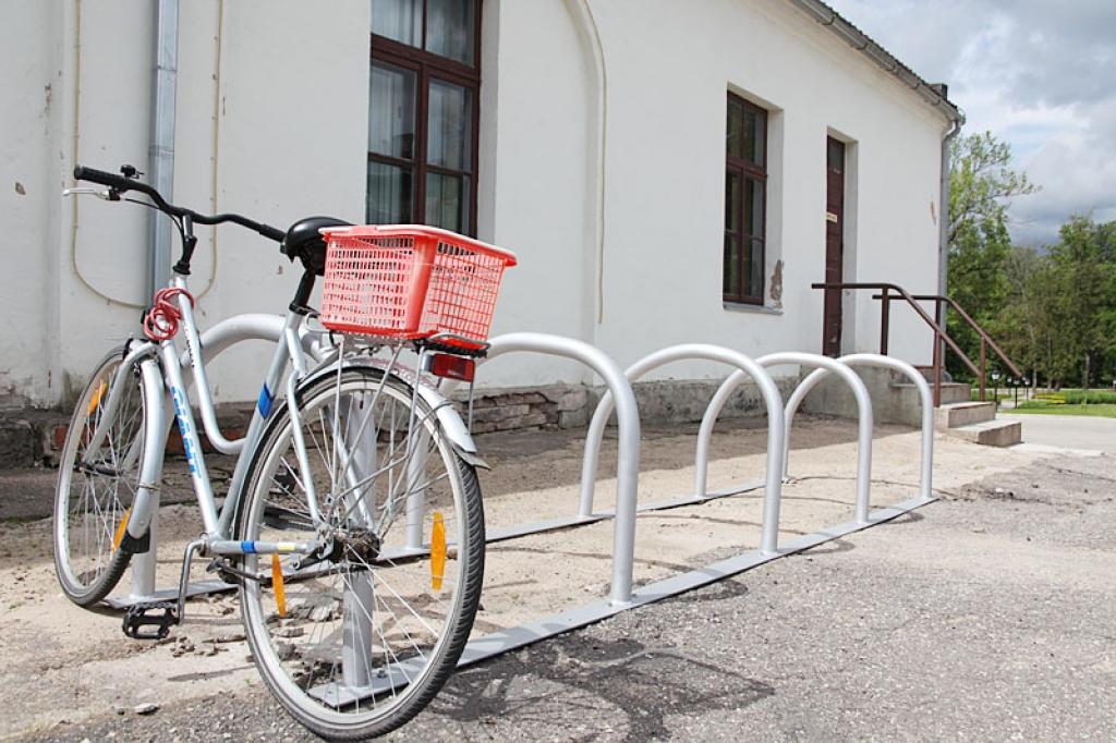 Velomaršruts tiks nodrošināts ar nepieciešamo infrastruktūru - norādēm, informācijas stendiem, velonovietnēm, kas jau ir izvietota arī pie Gulbenes Vēstures un mākslas muzeja -, tādējādi radot iespēju ceļot ar velosipēdu ikvienam interesentam individuāli. 
Autors: Gatis Bogdanovs