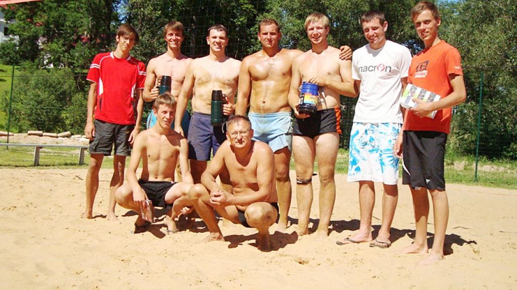 Arvis Kreicbergs (no labās) un Ernests Berkmanis (komanda “Vāverīte”) - 3.vietas ieguvēji, Gatis Platpīrs un Vasīlijs Trusovs (komanda “Romāns”) - 1.vietas ieguvēji, Dzintars Vasiļjevs un Kārlis Karolis (komanda “Marķīzs”) - 2.vietas ieguvēji, Jānis Āboliņš un Matīss Ližbovskis (priekšplānā no kreisās) (komanda “Madona”) – 4.vietas ieguvēji kopā ar organizatoru Vitāliju Plato.
Autors: No personiskā albuma