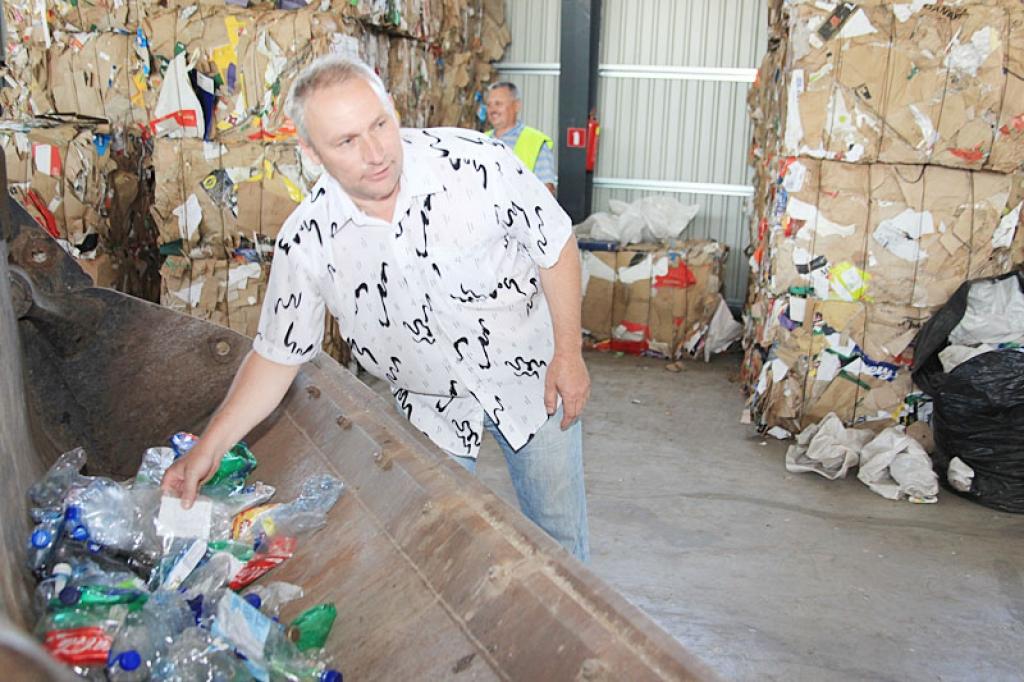 Jūnijā vinnests par atkritumu šķirošanu ticis Inesei Lazdiņai. Plastmasas pudeli ar viņas vārdu uz labu laimi izvilcis Aldis Amantovs.
Autors: Gatis Bogdanovs