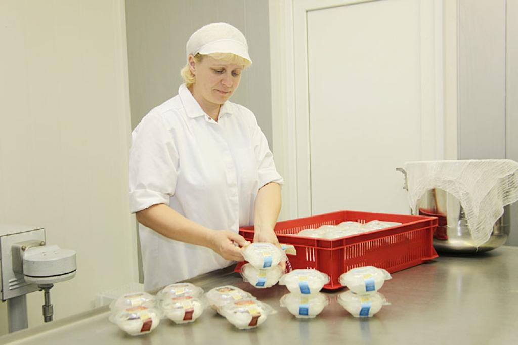 Jaunā biezpiena deserta “Mille” gatavošanā piedalās arī desertu meistare Raisa Jurjāne.
Autors: Gatis Bogdanovs