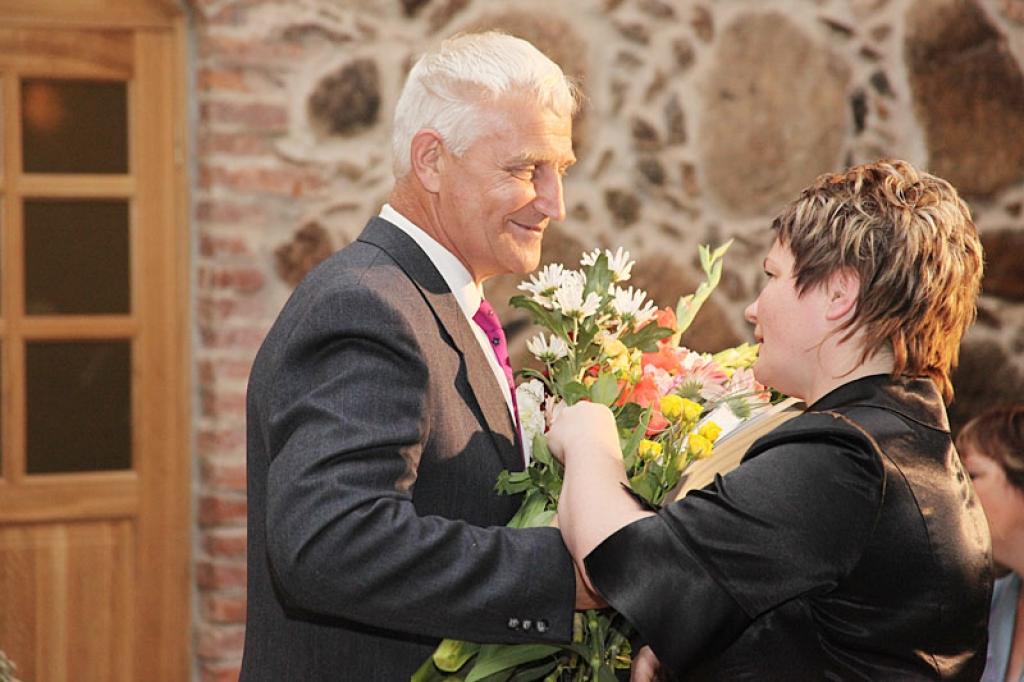 Gulbīša vidusskolas nu jau bijušais direktors Jānis Ļoļāns saņēma Izglītības un zinātnes ministrijas Atzinības rakstu par pašaizliedzīgu un godprātīgu darbu un ieguldījumu skolas attīstībā. 
Autors: Gatis Bogdanovs 