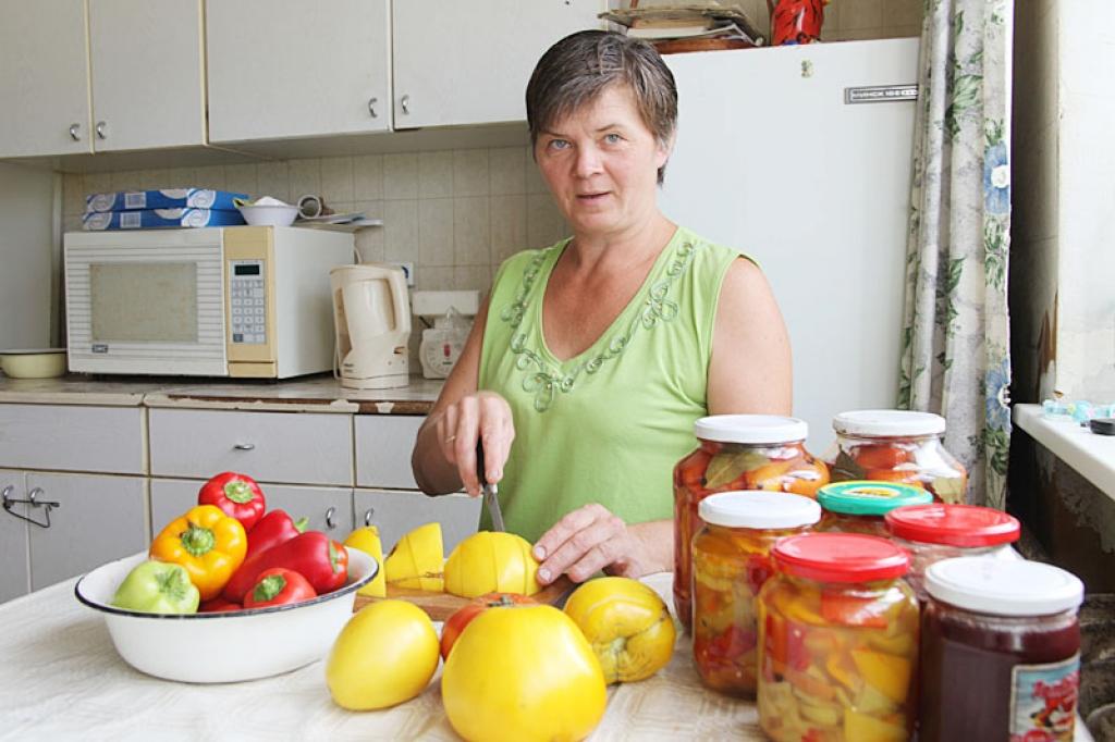 Gulbeniete Inese Cēgele rūpējas par to, lai pašu saime ziemā varētu mieloties ar gardu muti.
Autors: Gatis Bogdanovs 