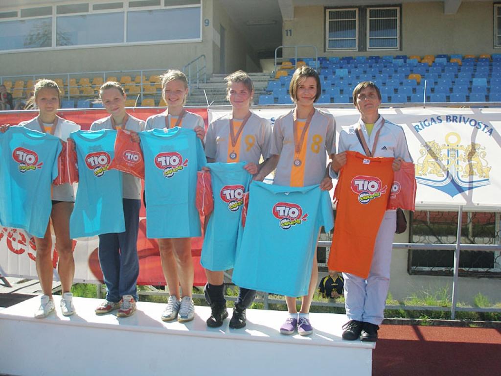 Komanda Gulbene I (no kreisās): Zane Žogota, Renāte Supe, Aļona Mackeviča, Ilva Linuža, Lita Āboliņa un trenere Ārija Samsonova.
Autors: No personiskā albuma