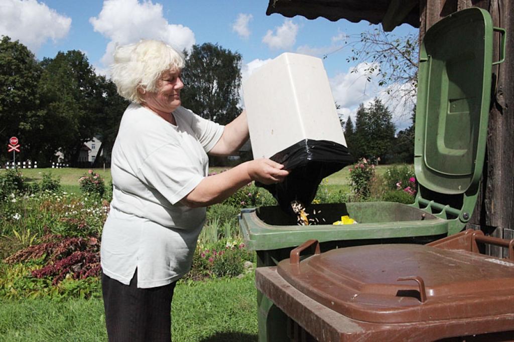 Stāmereniete Maija Kļaviņa pie savas privātmājas tur divus konteinerus, kurus lieto kopā ar kaimiņiem. “SIA “Alba” brauc pakaļ katru mēnesi, bet mums katrreiz konteineri nav pilni. Kad ir pilni, izdzenam paši ceļa malā, “Alba” paņem saturu,” viņa stāsta un piebilst, ka daži Stāmerienā atkritumus aiznes uz dzelzceļa staciju un izber par brīvu. Atkritumu šķirošana pagastā nenotiek.
Autors: Gatis Bogdanovs 