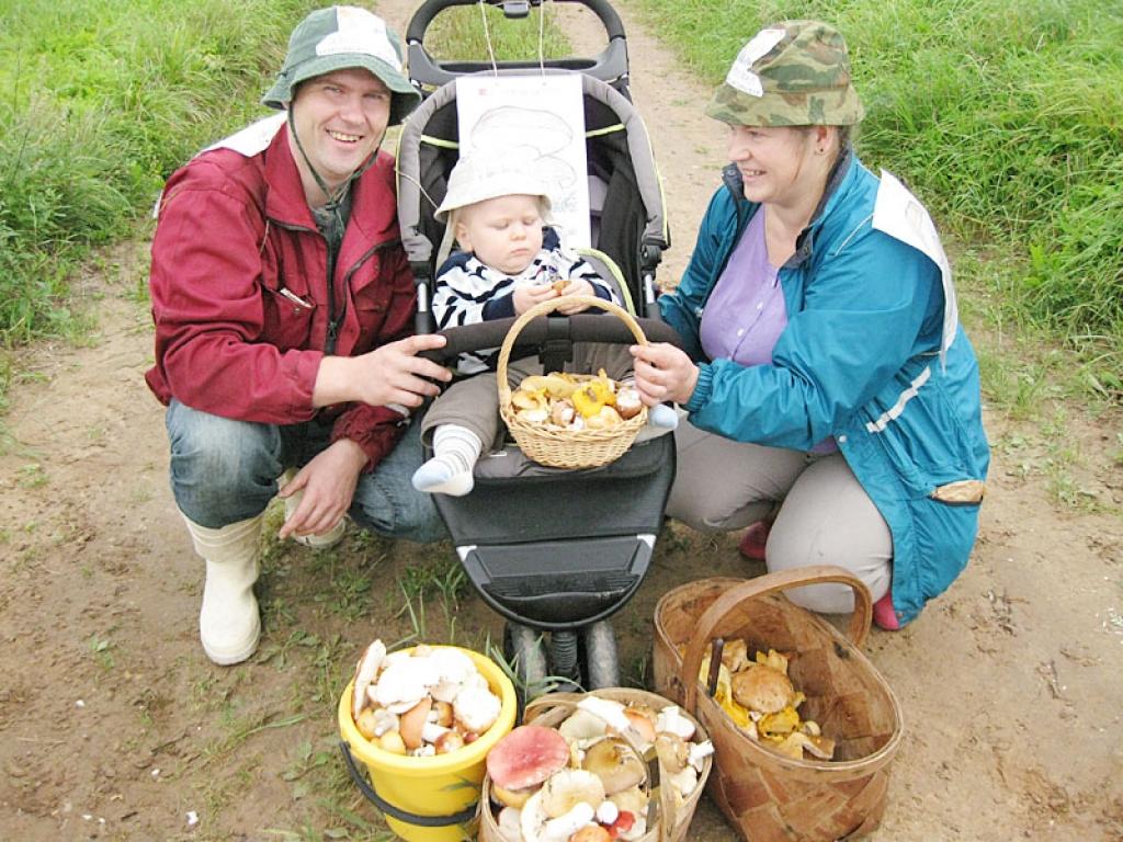 Serdantu ģimene no Alūksnes – māmiņa Tamāra, tētis Gunārs un gadu vecais dēliņš Kalvis -  saņēma visvairāk nomināciju: par komandas atraktīvāko noformējumu, par mazāko sēni, par vienīgo sacensību dalībnieci – sievieti un par 2.vietu komandu vērtējumā.
Autors: Līga Vīksna