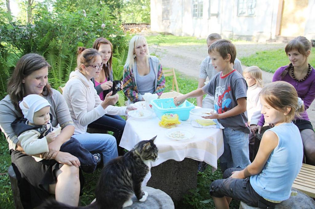 Piektdienas vēlā pēcpusdienā pie Luterāņu baznīcas notika Lutera dienas dalībnieku iepazīšanās vakariņas.
Autors: Gatis Bogdanovs