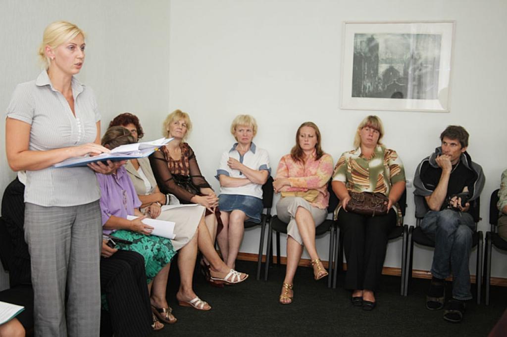 Stāķēniete Paula Leite – Berģe (stāv), uzstājoties tautsaimniecības komitejas sēdē, deputātus vedināja lauzt līgumu ar SIA “Alba” par ūdensvada un kanalizācijas tīklu nomu Stāķu ciematā. Sēdes gaitā noskaidrojās, ka tas, visticamāk, nebūs iespējams. P.Leite – Berģe solīja kopā ar pārējiem stāķēniešiem turpināt juridiski pētīt situāciju. 
Autors: Gatis Bogdanovs