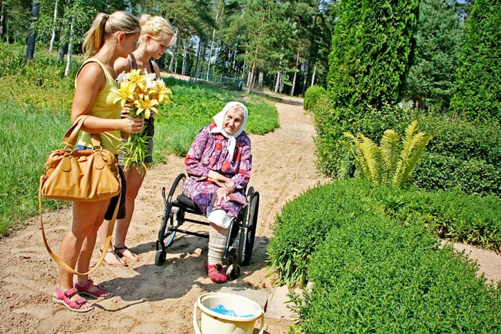 Brīvprātīgie palīdz sirmgalvei apkopt viņas tuvinieku kapus.
Autors: No personiskā albuma