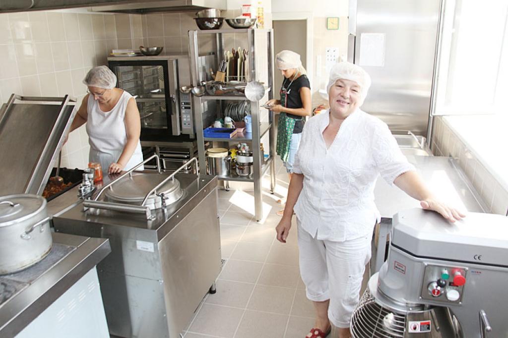 Gulbenes 1.pirmsskolas izglītības iestādes virtuves darbinieces apgūst jaunās modernās iekārtas – jauno cepeškrāsni, dārzeņu smalcinātāju un citas.
Autors: Gatis Bogdanovs