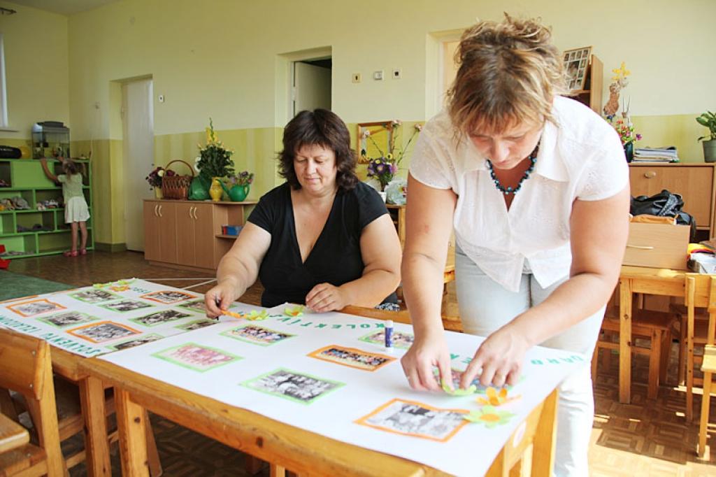 Pirmsskolas skolotājas Sandra Biksīte (no labās) un Ilze Gusare jubilejas pasākumam gatavo fotogrāfiju izstādi. Fotogrāfijās varēs aplūkot gan bērnudārza darbinieku, gan arī audzēkņu izlaidumu bildes.
Autors: Gatis Bogdanovs