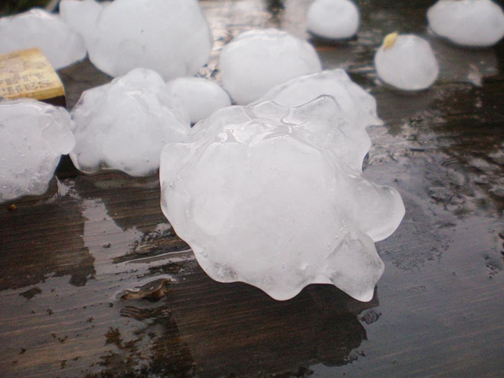 Kaimiņos Trapenes pagastā negaisa laikā no debesīm krita milzu krusas graudi, kuri dažviet bija vistas olas lielumā. Turklāt krusas graudi nebija apaļi, bet 