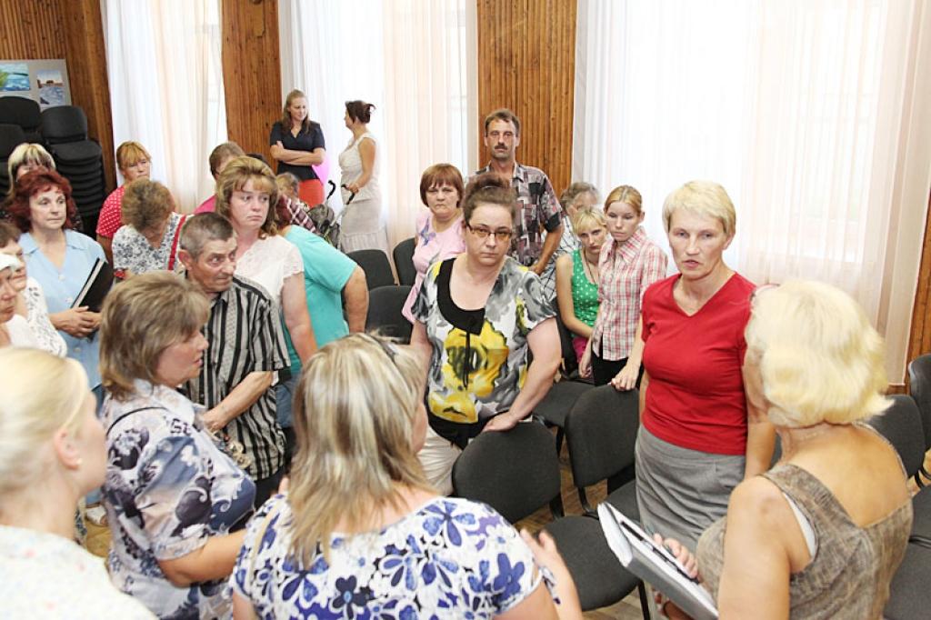 Stāķu iedzīvotāji pēc tikšanās ar Gulbenes novada domes priekšsēdētāju Sandru Daudziņu, tomēr vēl dzīvo neticībā un bažās par to, vai tikai ciemats slepeni netiks pieslēgts Gulbenes ūdensvadam un kanalizācijai. S.Daudziņa šādas bažas 