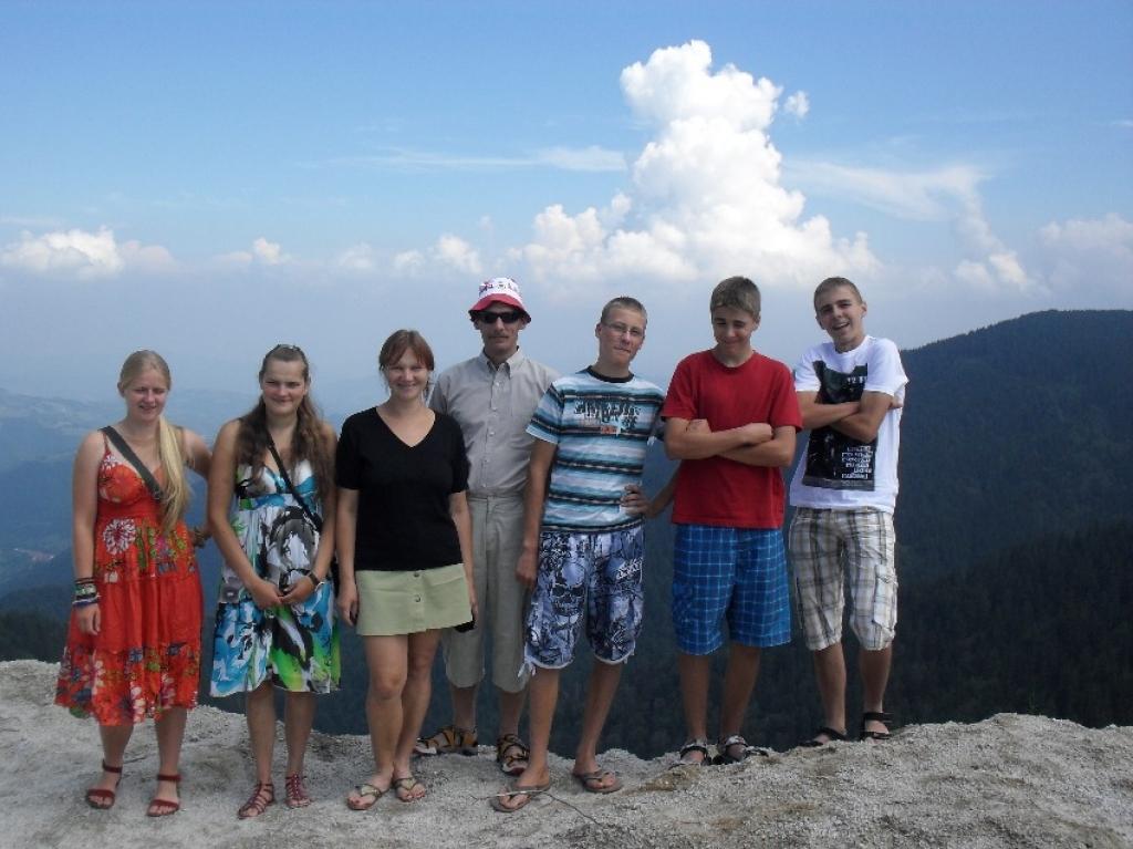 Gulbenes orientieristi Kopaonikas ziemas kalnu kūrortā Serbijā apmēram 1500 metrus virs jūras līmeņa (no labās): Jānis Bošs, Egīls Bošs, Emīls Galvans, Guntars Tilgass, Gerda Sirmā, Sindija Širaka, Laura Igaviņa.