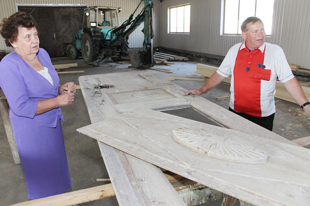 IA “Būve” vadītājs Juris Miks par daudz ko mēdz apspriesties arī ar dzīvesbiedri Veru Miku. Šoreiz tās ir Gulbenes evaņģēliski luteriskās baznīcas durvis.
Autors: Gatis Bogdanovs