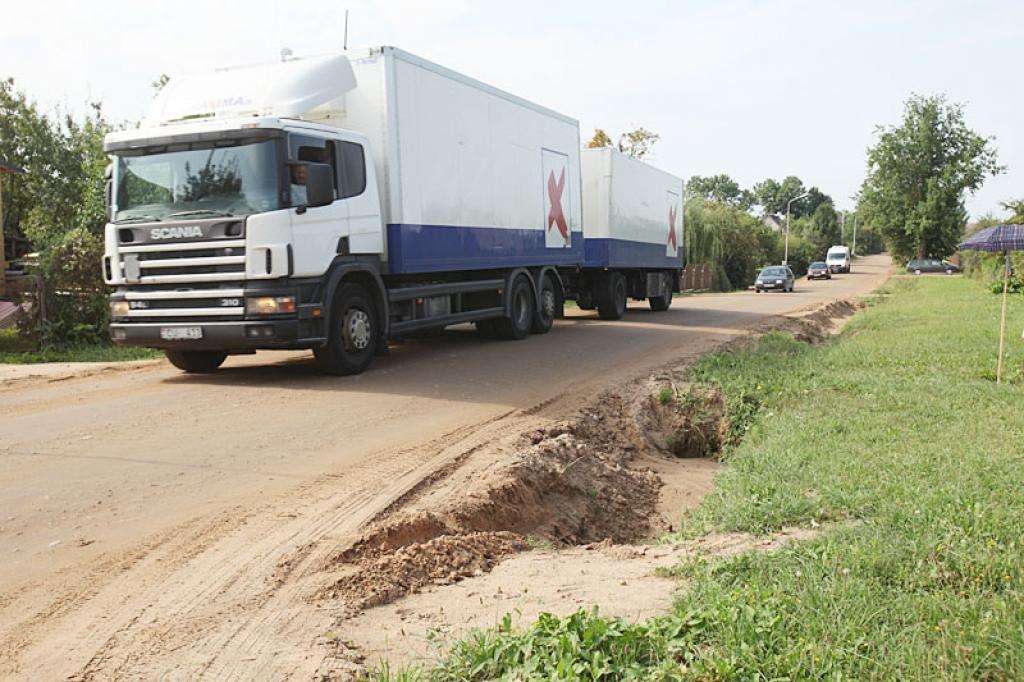 Litenes ielas iedzīvotāja Venta “Dzirkstelei” stāsta, ka pirms dažām dienām kāds vecs vīrs ar vieglo automašīnu, mainoties ar pretimbraucošo automašīnu, jau iebraucis grāvī Litenes un Lapu ielas krustojumā. “Vīrs ieslīdēja grāvī un apgāzās ar mašīnu uz sāniem. Paldies Dievam, ka nenotika nekas slikts. Arī pēc tam smagā mašīna ar baļķu kravu šeit brauca pāri un grīļojās. Cik tad tur trūkst, ka arī tās sasvērsies un iegāzīsies iekšā grāvī?” spriež sieviete. “Visa ielas mala ir šāda. Un mašīnas tagad šeit brauc dienu un nakti. Ja jau taisīja, tad vajadzēja sataisīt kārtīgi.”
Autors: Gatis Bogdanovs