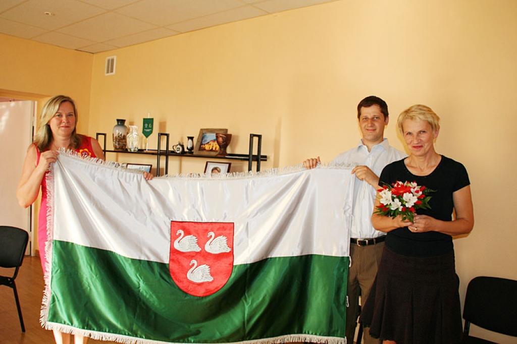 “Karogs ir vienādi skaists no abām pusēm, tas ir izšūts ar mākslinieces Ausmas Apšas rokām,” stāsta novada saimniece Sandra Daudziņa (no labās). Par veikumu prieks arī domes izpilddirektoram Mārim Daniekam, kā arī Gulbenes mākslas skolas pedagoģei Sandrai Dikmanei (no kreisās), kura veidoja skices un uzskatāma par novada karoga krustmāti.
Autors: No personiskā albuma