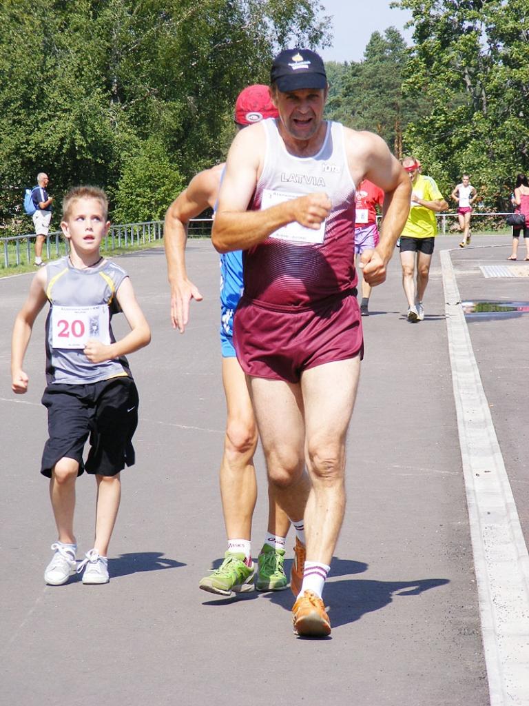 Blakus pieredzējušajam sportistam Jurim Gjačam soļo jaunā paaudze.
Autors: Evita Aploka