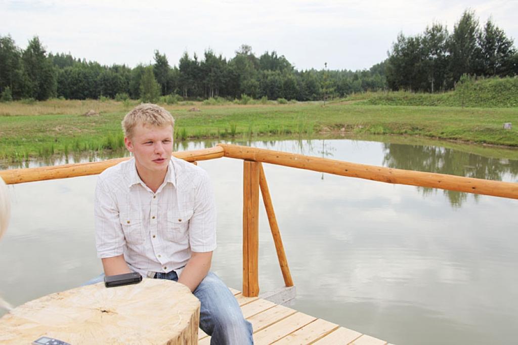 Viesu nams „Dīķsalas” Stradu pagastā darbojas jau divus gadus. Tā īpašnieks ir jaunais uzņēmējs Guntis Miķelsons, kurš līdz 16 gadu vecumam ir dzīvojis Gulbenes pusē, bet vēlāk devies mācīties uz Rīgu.
Autors: Gatis Bogdanovs