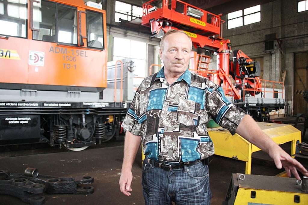 Šādu milzu drezīnu ko Krievijas pašlaik montē un pielāgo SIA “Katiss” Gulbenes rūpnīcā. “Izpildot pasūtījumu, nopelnīsim 43 000 latus. Ja divu mēnešu laikā pasūtījumu izpildām, tas jau ir ļoti labi,” stāsta Gulbenes rūpnīcas direktors Sergejs Cibuļskis.
Autors: Gatis Bogdanovs