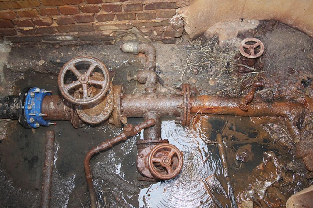 Šīs ir caurules artēziskajā akā, pie kurām trīs diennaktis dežurēja Stāķu iedzīvotāji. Viņi vērsa “Dzirksteles” uzmanību, ka caurules tek, ir sarūsējušas un savu laiku nokalpojušas kā visa ūdensapgādes sistēma ciematā. Vai tādiem vadiem vērts pieslēgt jauno Gulbenes ūdensvadu?
Autors: Gatis Bogdanovs