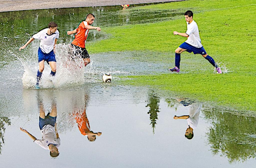 Spēles pirmajā puslaikā visus šokēja spēcīgais lietus, kurš īsā laikā Gulbenes stadiona laukumu pārvērta par peldbaseinu.
Autors: Torbens Kahr