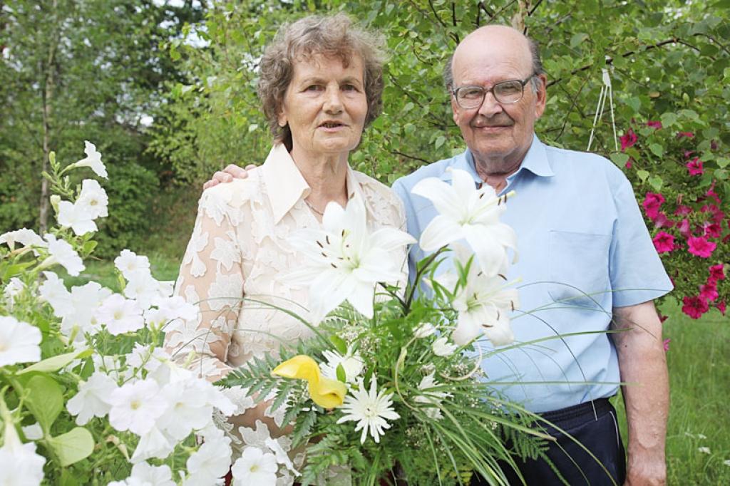 “Mums vienmēr ir bijusi vēlme visur būt kopā - gan darbā, gan sabiedriskajā dzīvē. Mēs pat mājās viens bez otra jūtamies slikti,” saka Inta un Imants Rumpīši.
Autors: Gatis Bogdanovs