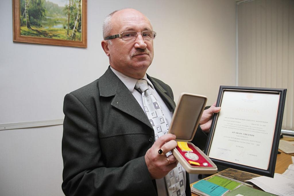 Gulbenes rajona prokuratūras virsprokurors Aivars Circens saņēmis Sudraba Goda zīmi.
Autors: Gatis Bogdanovs 