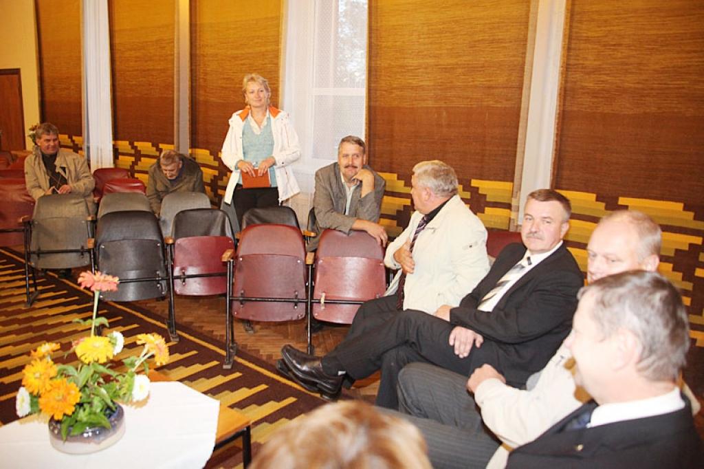 Novada domes priekšsēdētāja Sandra Daudziņa informēja Druvienas pagasta iedzīvotājus par jautājumiem, kas tika izskatīti pēdējā novada domes sēdē, kā arī uzsvēra, ka  Druviena viņai šķiet viens no latviskākajiem pagastiem, tas saistās ar folkloras kopu “Pērle”, kā arī ar lielām kredītsaistībām.
Autors: Gatis Bogdanovs 