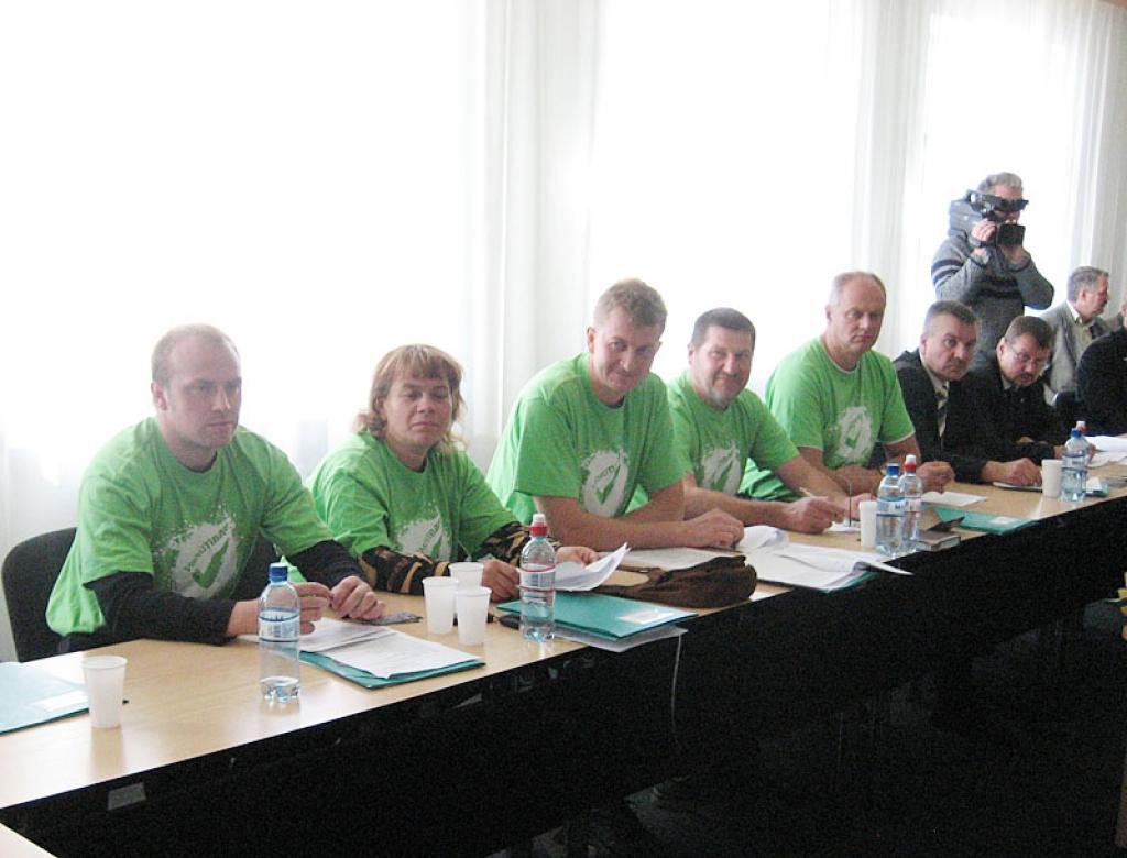 Gulbenes novada domes atklātajā sēdē ceturtdien pieci deputāti kolēģus un pārējos dalībniekus pārsteidza ar vienādu noformējumu - politiskās apvienības 