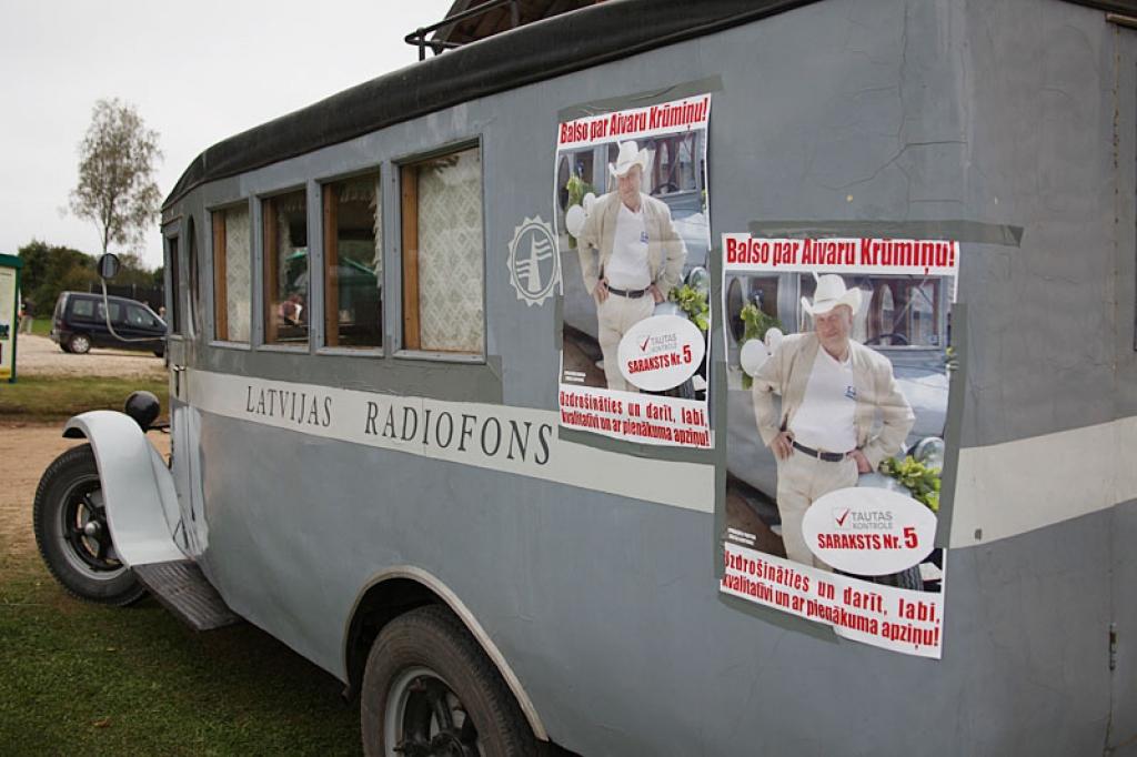  Visu septembri pilsētas ielas dažādās vietās savu privāto retromobili, kas aplīmēts ar pašreklāmas plakātiem, novietojis 10.Saeimas deputāta kandidāts no 