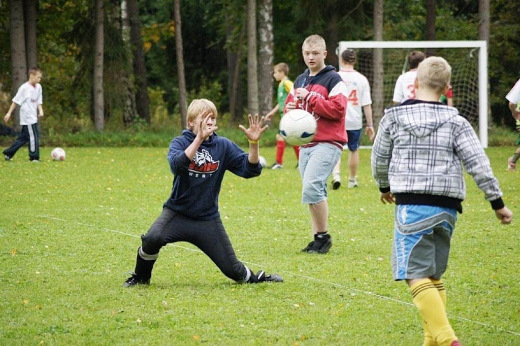 Minifutbola turnīrā sacentās sešu skolu komandas. Cīņas noritēja ļoti azartiski.
Autors: No personiskā albuma