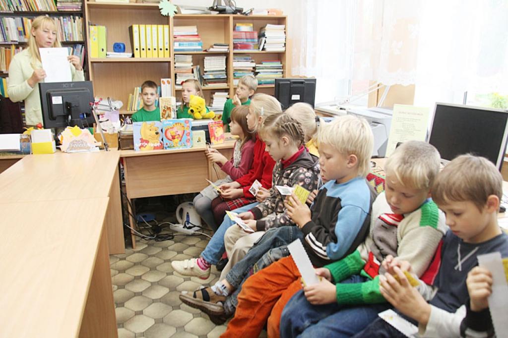 Pagājušajā nedēļā 34 Bērzu sākumskolas pirmās klases skolēniem, kā arī skolas direktorei Vijai Čakarei un bibliotekārei Dacei Kļavai tika izsniegtas jaunās vienotās lasītāja kartes.
Autors: Gatis Bogdanovs 