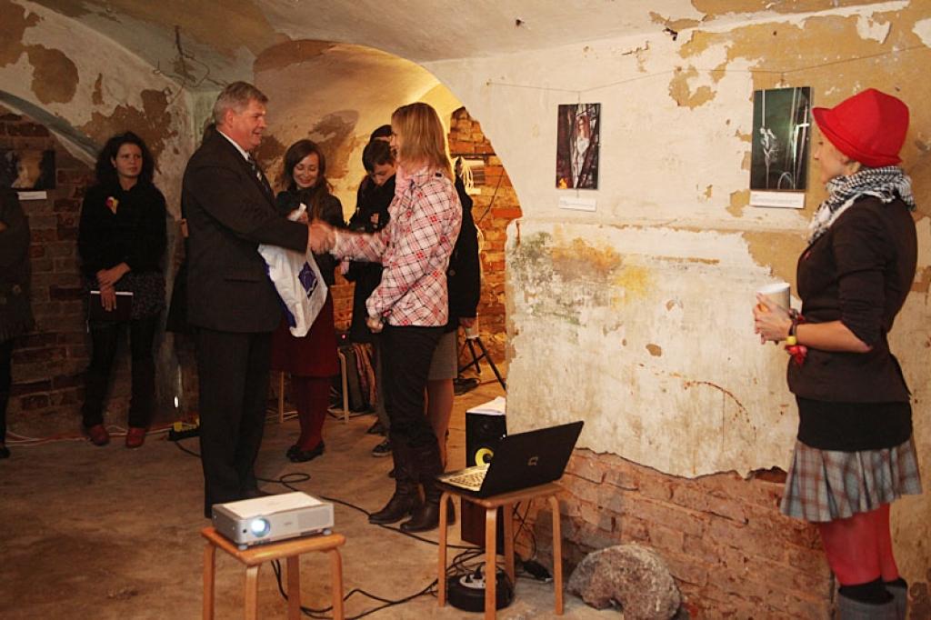 Baltās pils pagrabos tika atklāta Gulbenes novada jauniešu foto izstāde 