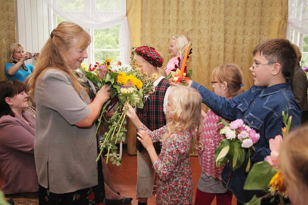 Mazajiem rancēniešiem mākslas zinības palīdzēs apgūt skolotāja Vaira Briede. 
Autors: Gatis Bogdanovs 