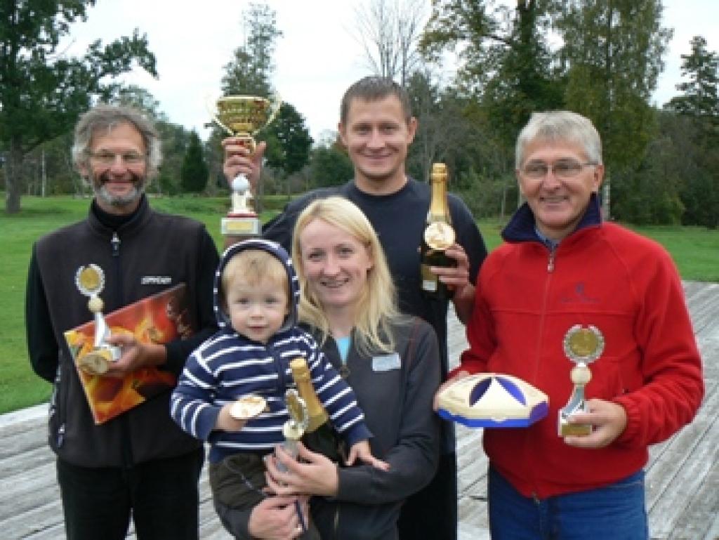 Uzvarētāji gandarīti par iegūtajām balvām.
Autors: No personiskā albuma