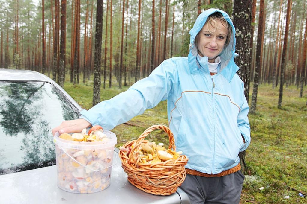  Mežā sastopam dakteri - ķirurģi Ievu Tīrumu, kura nāca pretī ar pilnu spaini sēņu. 
Autors: Gatis Bogdanovs 