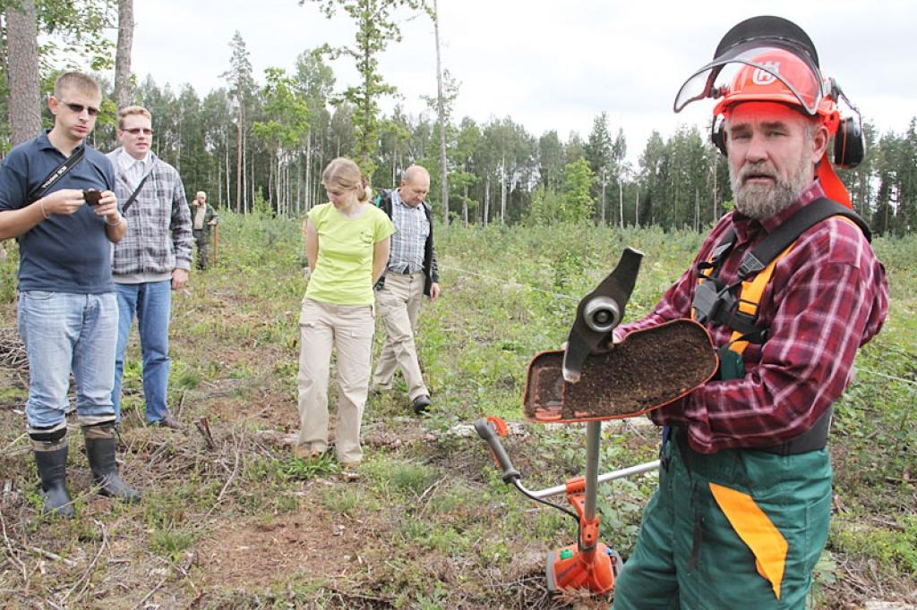 Guntis Grīnšteins semināra dalībniekiem parādīja piecus dažādus objektus, kas attiecas uz semināra tēmu, kā arī mūžzaļo mežu un ekoloģisko ceļu, ko viņš pats ir veidojis.
Autors: Gatis Bogdanovs 