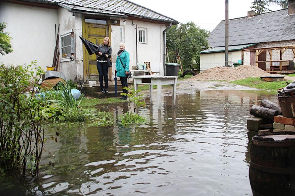 Ceturtdienas lietavas iedzīvotājiem ģimenes mājā Gulbenē, Līkajā ielā 24, radīja pamatīgu diskomfortu. Māju ieskāva tik apjomīgas peļķes, ka pa tām gluži tāpat kā pavasarī varēja braukt ar gumijas laivu. 
Autors: Gatis Bogdanovs 
