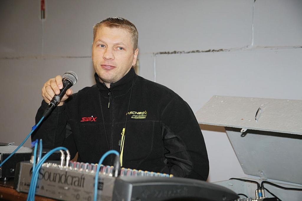 Dzintara Abakoka hobijs ir arī pasākumu apskaņošana, ieskaitot nodrošinājumu ar diskomūziku. No pieredzes Dzintars saka, ka arī ekonomiskās krīzes laikā cilvēki vēlas piedalīties pasākumos un priecāties par dzīvi. “Liekas, ka krīze vairāk ir mūsu sarunās, nevis praktiskajā dzīvē.”
Autors: Gatis Bogdanovs 