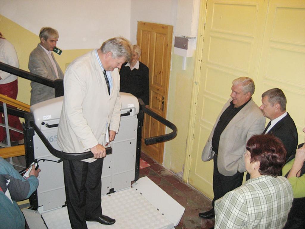 Gulbenes 2.vidusskolas liftu pirmdien izmēģināja novada domes izglītības, sporta un kultūras nodaļas vadītājs Arnis Šķēls, vecajā korpusā uzbraucot līdz otrajam stāvam. Lifts darbojās lēni, eleganti un droši. 
Autors: Diāna Odumiņa