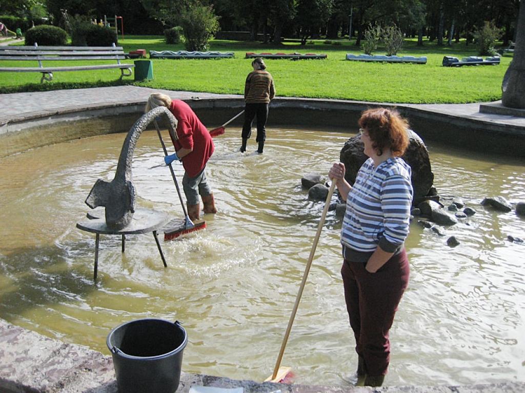 Izrādās, ka gulbīšu strūklaku Jaunatnes skvērā visu vasaru kopējas ir mazgājušas reizi nedēļā vai vismaz reizi divās nedēļās. Tikai tā esot iespējams kontrolēt ūdens tīrību baseinā.
Autors: Diāna Odumiņa
