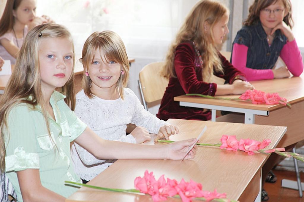 Saposta skola, krāsaini rudens ziedi, svinīga sajūta un skaisti svētku tērpi - tas viss saistās ar 1.septembri. Tam noteikti piekrīt arī Daukstes pamatskolas 5.klases skolnieces Diāna Ņikandrova un Justīne Rutka.
Autors: Gatis Bogdanovs 