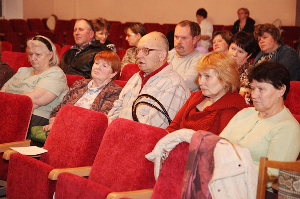Tirzmalieši, tiekoties ar Gulbenes novada deputātiem, izteica priekšlikumu, ka katrs deputāts vienu dienu varētu veltīt konkrētam pagastam, jo tā būtu iespēja cilvēkiem paust savas vēlmes, priekšlikumus un arī kritiku.
Autors: Gatis Bogdanovs 