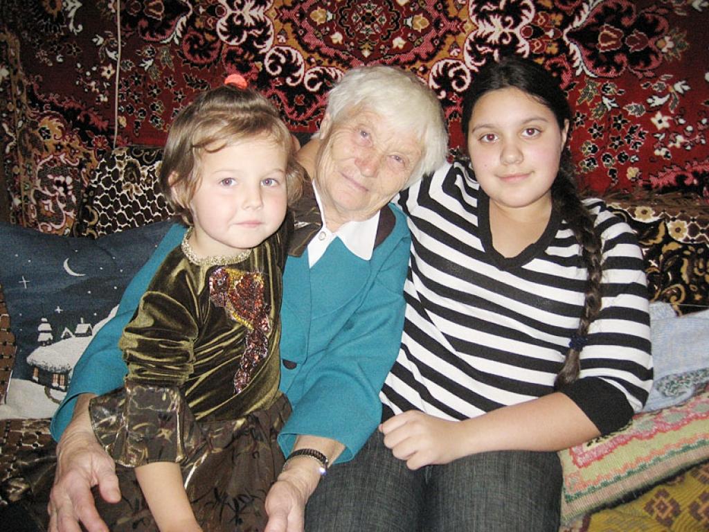 Gulbenē Nadīnes Razgoriņas mūžs bijis raibs, darbīgs un mīlestības pilns. Strādājusi gan maizes ceptuvē, gan rūpnīcās „Straume” un „Alfa”, gan starpkolhozu celtniecības organizācijā, gan visbeidzot pastā.
Autors: Gatis Bogdanovs 