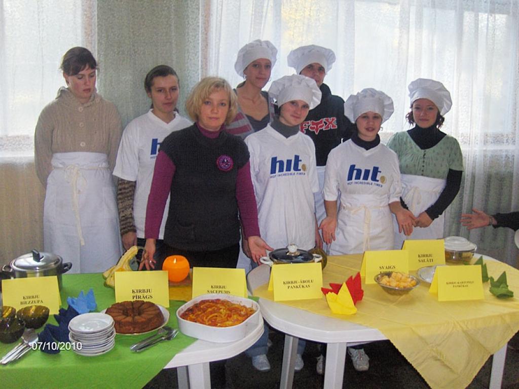 Jaugulbenes arodvidusskolas Lauku tūrisma nodaļas audzēķni kopā ar ēdienu gatavošanas skolotāju D.Kuršu ir gandarīti par pagatavotajiem ķirbja ēdieniem.
Autors: No personiskā albuma