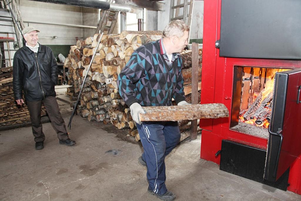Daukstu pagasta Staru ciemata katlumājā ir uzstādīts jauns apkures katls, jo vecais katls jau bija nolietojies. Jaunais katls ir ražots tepat Latvijā. Par spīti tam, ka ir uzstādīts jauns katls, apkures tarifs Staros šoziem paliks nemainīgs – iedzīvotājiem būs jāmaksā 0,69 lati plus PVN par kvadrātmetru, kas ir salīdzinoši mazs. Daukstu pagasta pašvaldība ir parūpējusies, lai Staros tiktu rekonstruētas arī notekūdeņu attīrīšanas iekārtas. 
Autors: Gatis Bogdanovs 